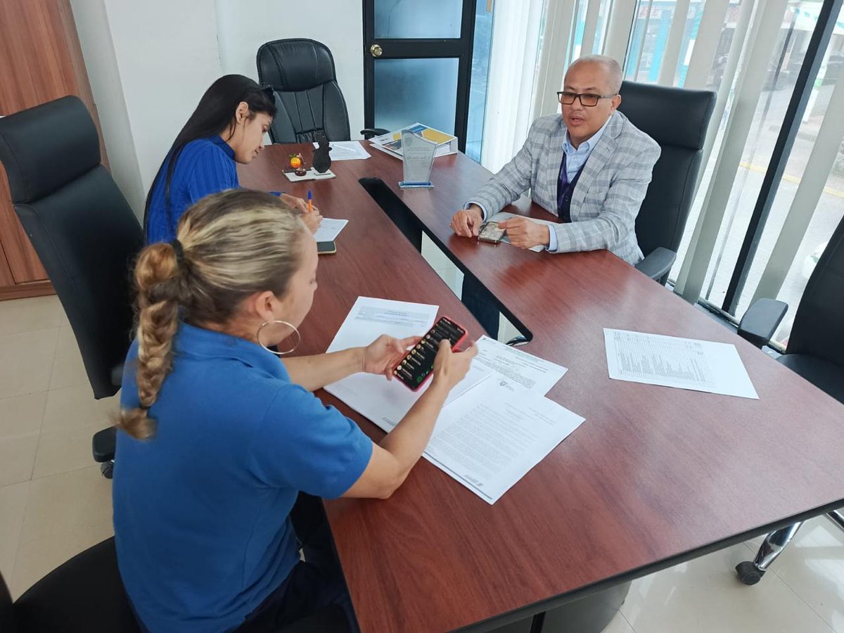 ecu911sambo's tweet photo. #Bolívar/ @raulfalcont, Jefe del @ECU911_ en esta jurisdicción, mantuvo un diálogo de trabajo con la Directora de Seguridad Municipal del #GADM Caluma, quien informó que se iniciarán los procesos administrativos para adquirir y renovar puntos de #VideovigilanciaECU911 en zonas estratégicas y turísticas de la localidad.

#ECU911BrindaSeguridadIntegral