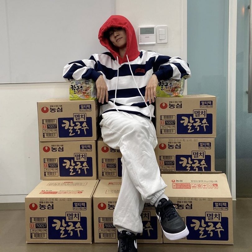 이사진너무호감이고 웃음푸하학나옴
돈자랑하는래퍼같은포즈에 멸치칼국수끼고잇어서