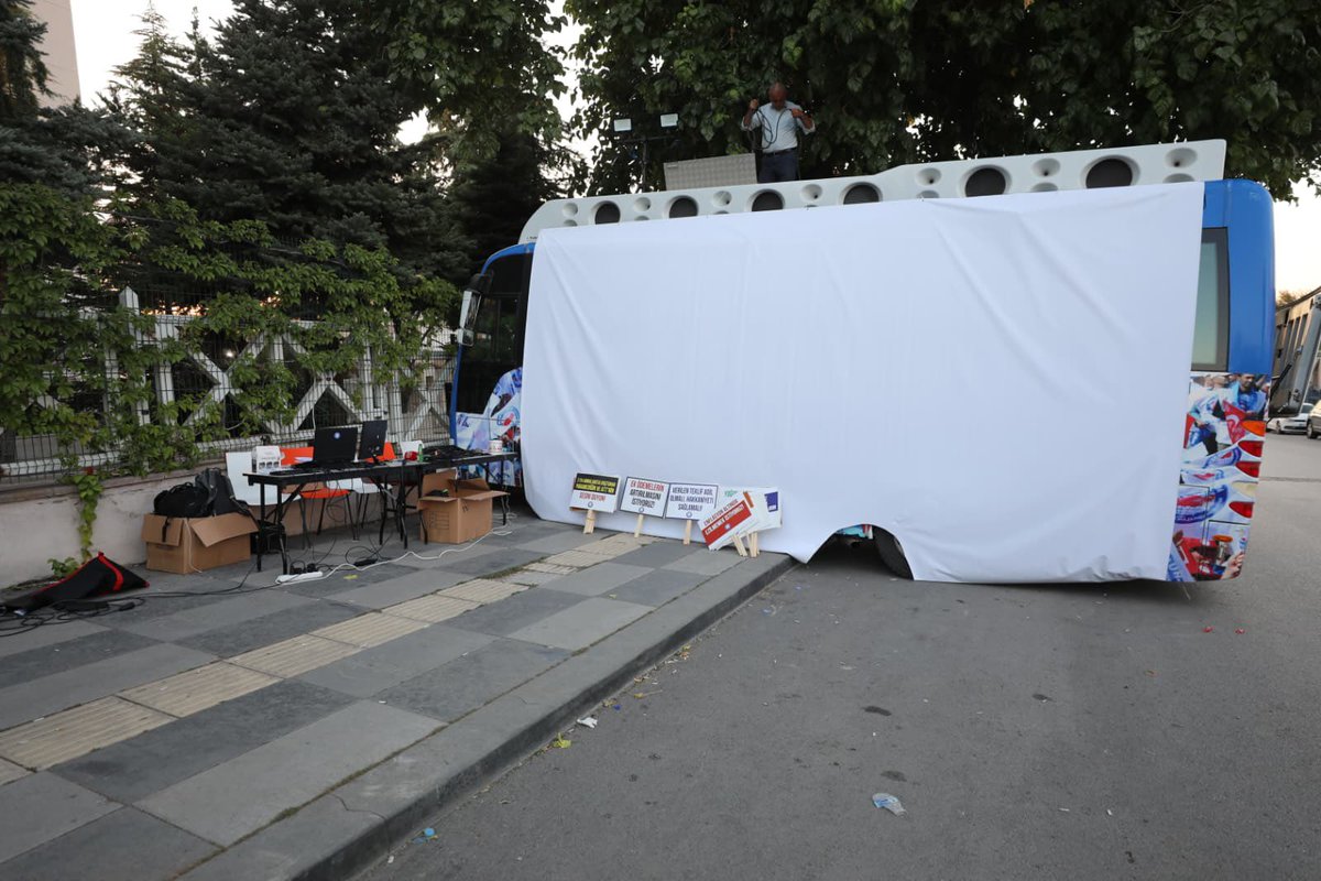 Çalışma ve Sosyal Güvenlik Bakanlığı önünde gerçekleştireceğimiz oturma eylemi için hazırlıklarımız devam ediyor. 

Bugün saat 21.00’de, Ankara’da Bakanlık önünde ve 81 ilde 112 dakikalık oturma eylemindeyiz.

#112dakika 
#TeklifYenilensin