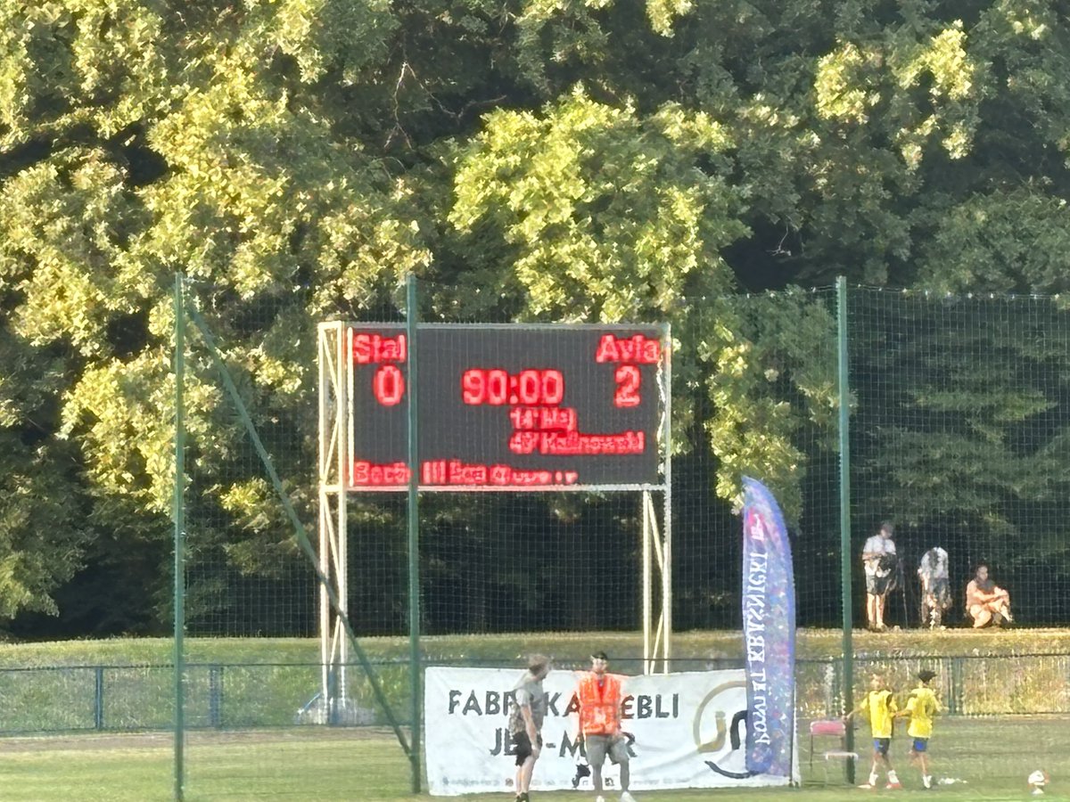 Trzecioligowe derby Lubelszczyzny w Kraśniku zakończyły się zasłużonym zwycięstwem Avii 2:0 (paradoksalnie wynik otworzył wychowany tu Arek Maj). I połowa zdecydowanie dla gości, II już bardziej wyrównana, także z okazjami Stali.