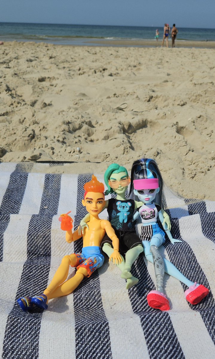 took the boys to the beach yesterday! ☀️🕶️⚡
