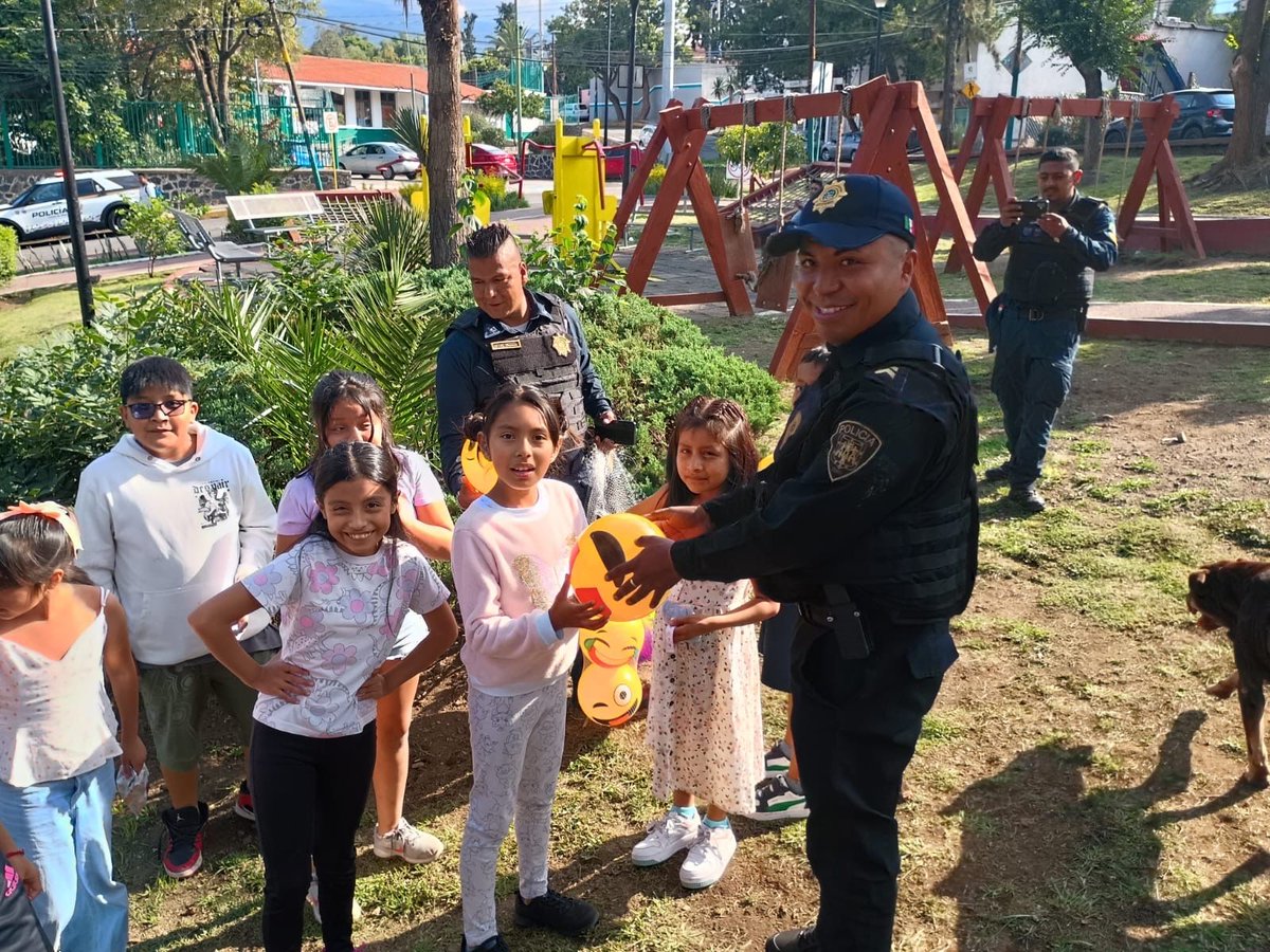 observseguridad's tweet photo. Ayer en #Tecomitl, vecinas, vecinos y peques convivieron con su policía y conocieron las nuevas unidades 🚓👮♂️💙
La comunidad he expression su agradecimiento con el #OSC por todo el apoyo brindado 🤝
Gracias a @SSC_CDMX por acercarse y escucharnos https://t.co/iUYGSs1jNN