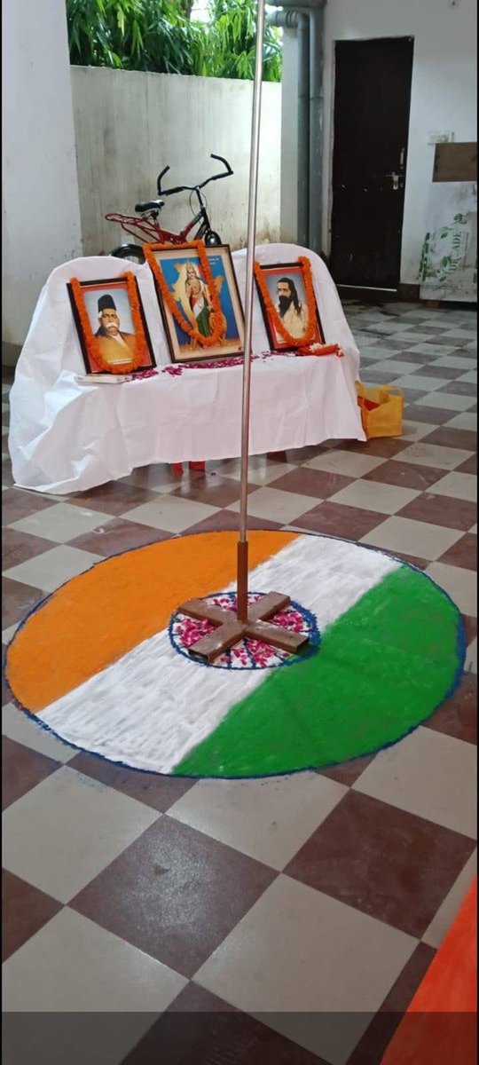 संघ और भाजपा के लोग हमेशा तिरंगे का अपमान करते हैं ।
🇮🇳 का अपमान करने वाला हर कोई देशद्रोही है!