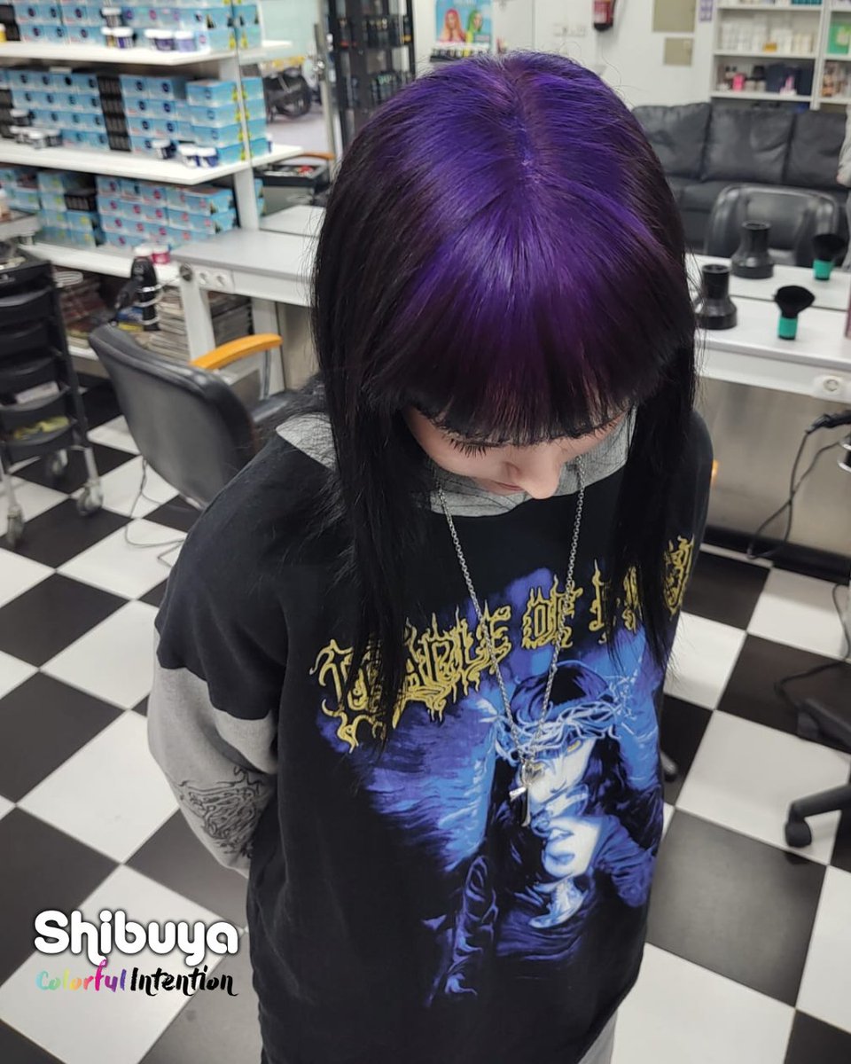 ShibuyaGroup's tweet photo. Negro intenso + destellos violetas ✨

En Shibiya no pintamos cabellos… creamos identidades. 🎨🔥

👉 ¡Pide cita 📲 https://t.co/e1odBLx52M
✂ Hairstylist: @ lytawallace
🌈 Productos: @directionshair

#ColorfulIntention #peluqueriasshibuya #coloresfantasía https://t.co/XNIPnC3laN