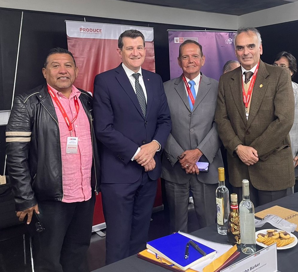 ASPERCAT1's tweet photo. Foto izq der Carlos Romero Asociación de Productores  Vitivinícolas Ica "APROVI", John Barker director general   Organización Internacional de la Viña y el Vino "OIV"
Juan Mendiola  Cofradía Nacional de Catadores Livio Pastorino Asociación Peruana de Catadores "ASPERCAT"
#pisco https://t.co/cAlWHPqeqA