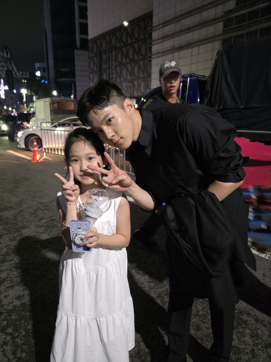 begonia961027's tweet photo. 여전히 잘생긴 상병 김우석♡
공연은 뒷모습밖에 못봤지만 
퇴근길에 만나기 성공
#대전0시축제 #김우석 https://t.co/tI078jaae5