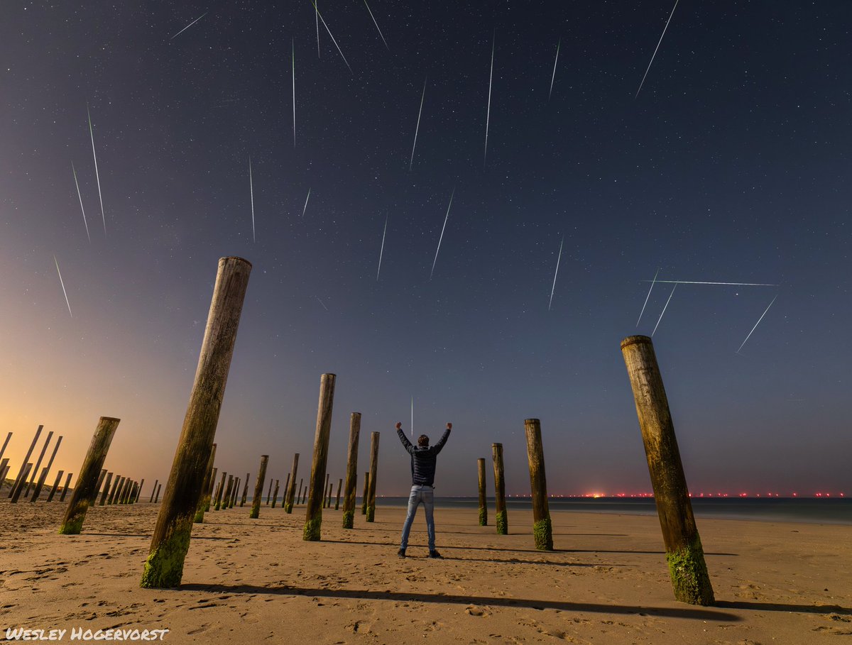 De #Perseïden meteorenzwerm tijdens de pieknacht (12/13 augustus)! Gefotografeerd in Petten, Nederland ☄️

#meteorshower #perseids #vallendesterren