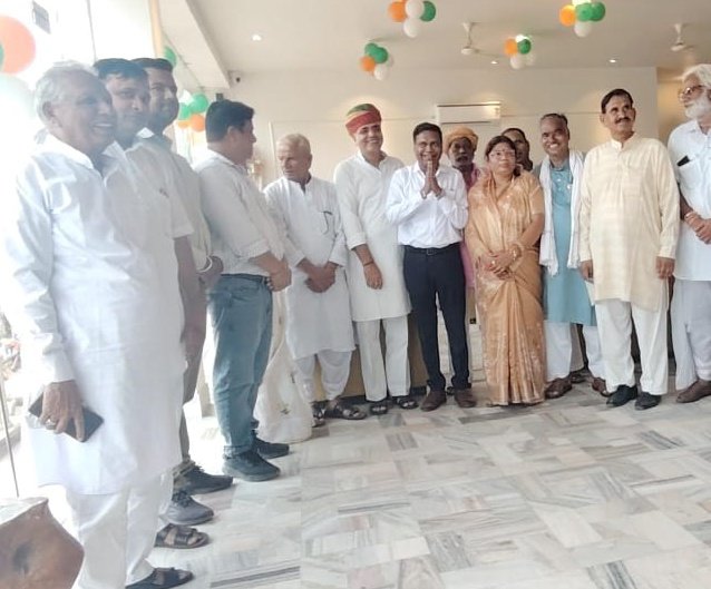 आज स्वतंत्रता दिवस के सुअवसर पर 🇮🇳
आमेर मावठा जीप एसोसिएशन द्वारा आयोजित ध्वजारोहण समारोह में सम्मिलित होकर ध्वजारोहण किया।
तत्पश्चात वहाँ उपस्थित सभी नागरिकों से आत्मीय मुलाकात कर स्वतंत्रता दिवस की शुभकामनाएँ साझा कीं।