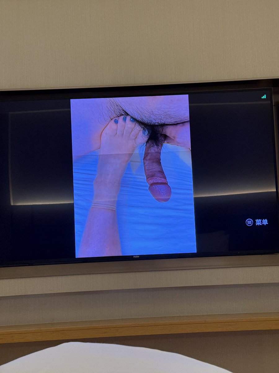 把老婆给我足交的素材投屏到了酒店电视，是不是不太合适？