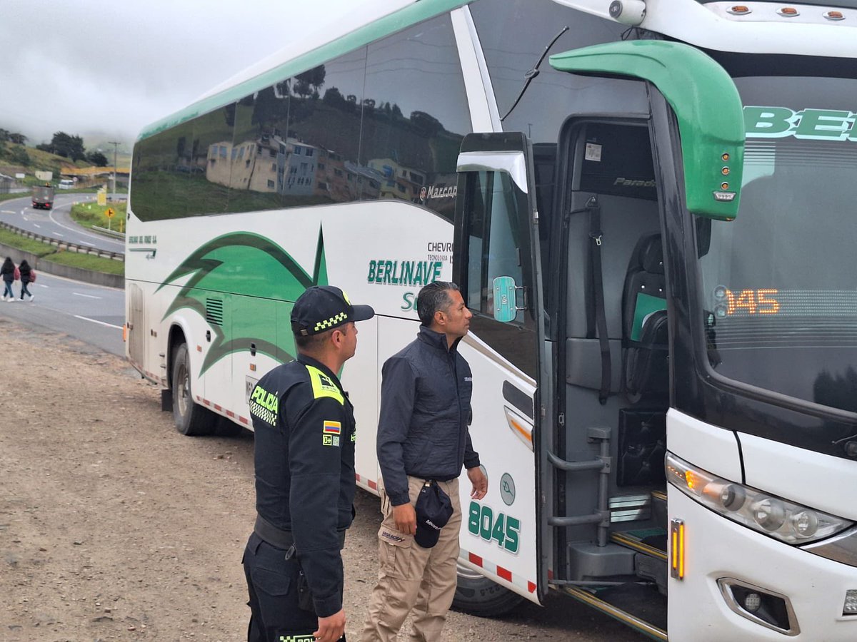 Migración Colombia (@migracioncol) on Twitter photo En el departamento de Boyacá trabajamos de manera articulada con la <a href="/PoliciaColombia/">Policía de Colombia</a> para realizar labores verificación migratoria y prevención de los delitos de #TráficoDeMigrantes y #TrataDePersonas en vehículos de transporte provenientes de zonas fronterizas. En el departamento de Boyacá trabajamos de manera articulada con la <a href="/PoliciaColombia/">Policía de Colombia</a> para realizar labores verificación migratoria y prevención de los delitos de #TráficoDeMigrantes y #TrataDePersonas en vehículos de transporte provenientes de zonas fronterizas.