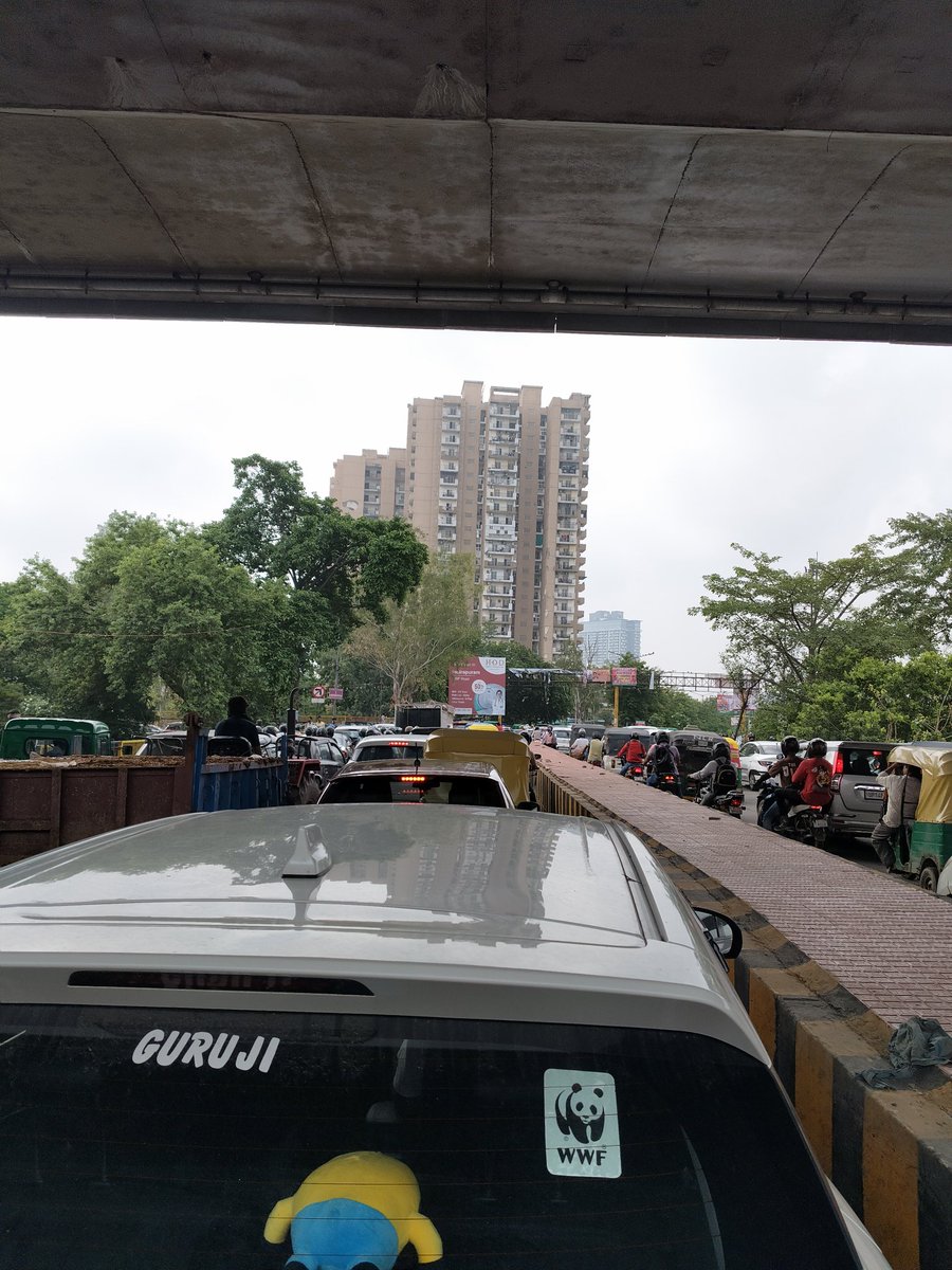 Gauravkalsi008's tweet image. 20 mins stuck in traffic so a 3-car VIP convoy could pass. Reached office 30 mins late. In 2025, our time is still less valuable than their privilege.
#VIPCulture #India #PublicTime
#ghaziabad #GhaziabadNews #public #commonman #BJP #congress