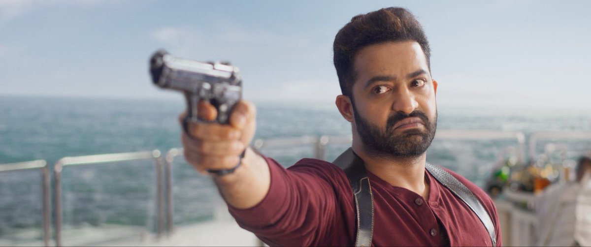 DrYadav5197's tweet image. The moment NTR Jr &amp;amp; Hrithik shared the screen… goosebumps! 🙌 ♥️🔥💥
#War2Explodes