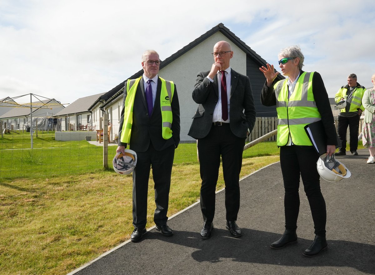 ScotGovFM's tweet photo. First Minister @JohnSwinney visited a new affordable housing project being led by @HebHousing on the Isle of Lewis.

@ScotGov is focused on delivering 110,000 affordable homes by 2032, with 10% in rural and island communities. https://t.co/VC1Wum3j3d
