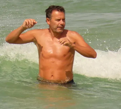 D. Pedro V, Rei de Portugal entre 1855 a 1861. Em 56 e 57, durantes as epidemias de Colera e Febre Amarela, recusou fugir de Lisboa e passou todo o tempo nos hospitais ao lado dos doentes. Tinha 19/20 anos. O da direita o PM Luis Montenegro de ferias com o país arder