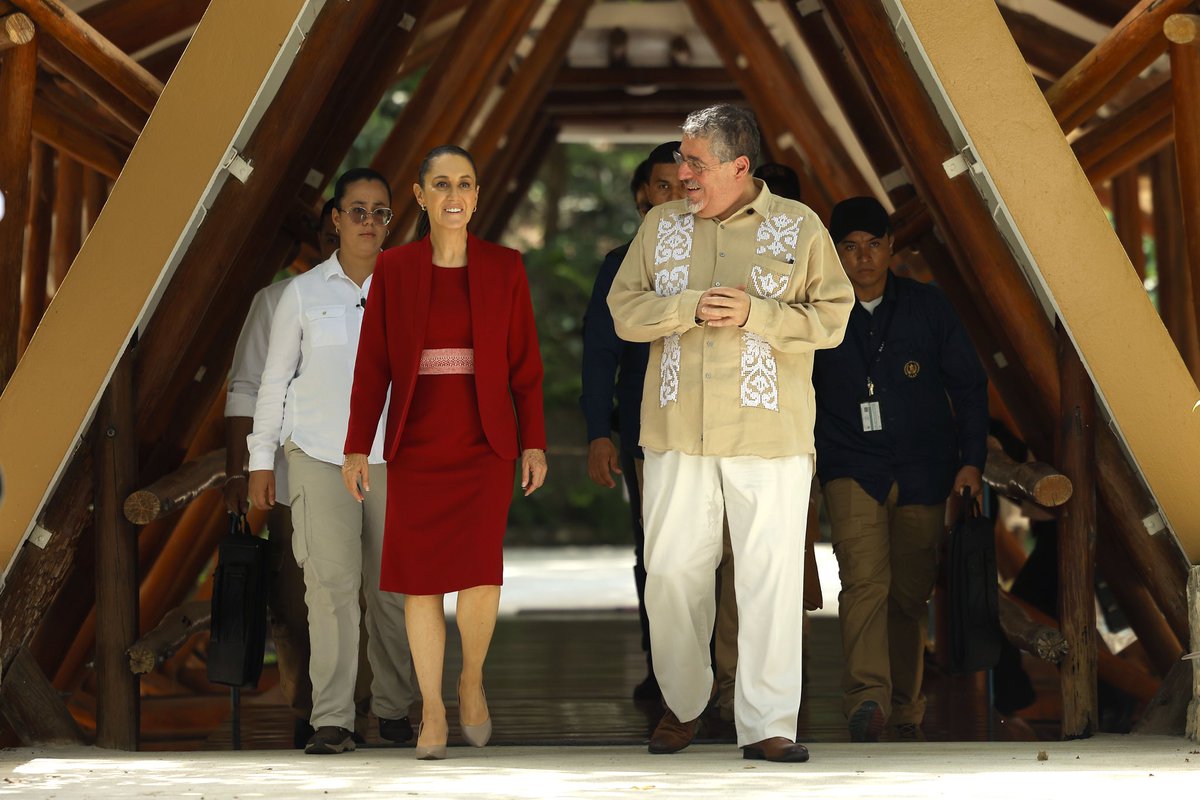 BArevalodeLeon's tweet image. ¡Bienvenida a Guatemala @Claudiashein! 🇬🇹🇲🇽

Te saluda el pueblo de Guatemala,
Te acoge el corazón verde del Petén.