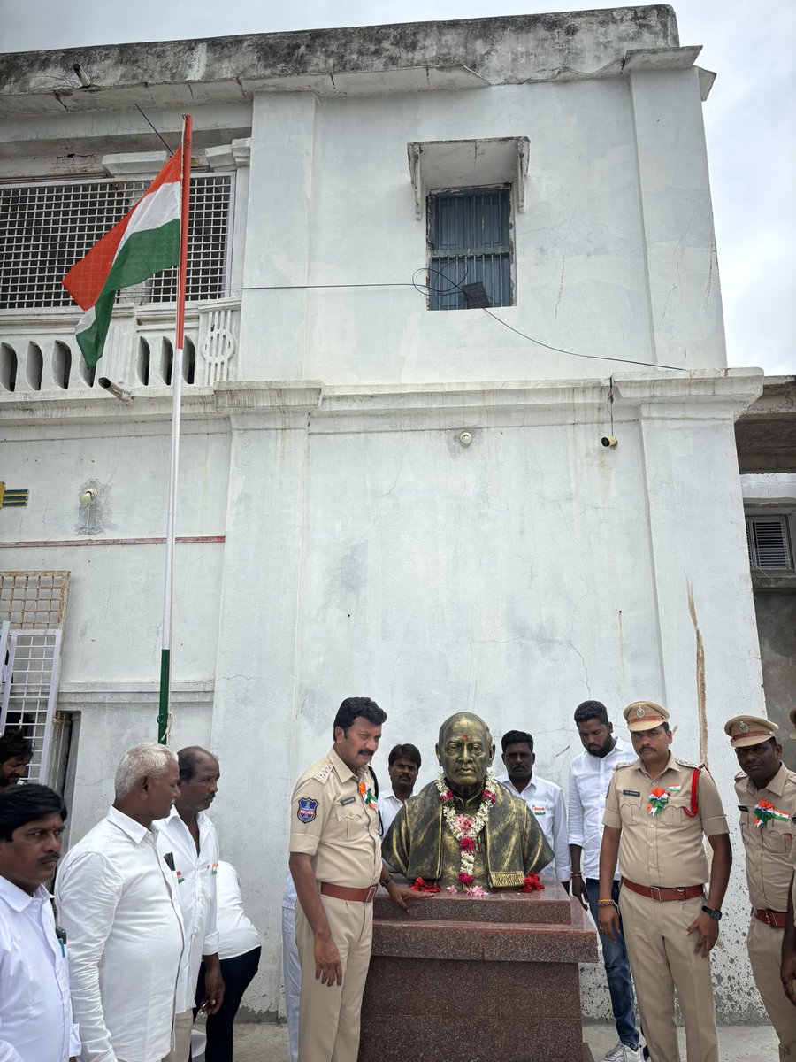 KAZIPETACP's tweet photo. On the occasion of 79th Independence Day, I visited the humble abode of our Telangana’s Pride, Sri. Pamulaparthy Venkata Narsimha Rao garu at Vangara village and took his blessings by paying my heartfelt respects to his statue place in front of his house. #IndependenceDay https://t.co/S3TdYWhEa0