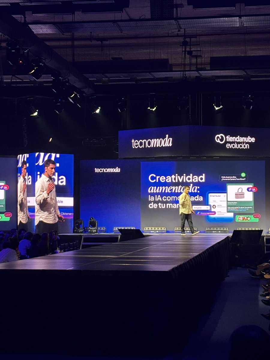 Tomascaceres7's tweet photo. Un poco de lo que fue ayer #Tecnomoda de la mano de @Tiendanube 

Tendencias del e-commerce y como la tecnología está cambiando las reglas de juego. 

Mención especial para mi amigo @agusparra que la rompió hablando sobre Chat Nube https://t.co/HKct9aQRO8