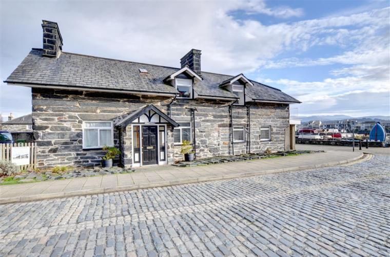 WeAcceptPets's tweet image. ✨ Experience Coastal Charm at Greaves Wharf House, Porthmadog ✨

Perfectly positioned beside the slipway into the harbour, Greaves Wharf House offers a truly unique setting in the heart of Gwynedd. 🐚⚓

Accepts 🐶 🐈 
weacceptpets.co.uk/Gwynedd/3593

#Porthmadog #Gwynedd #SelfCatering