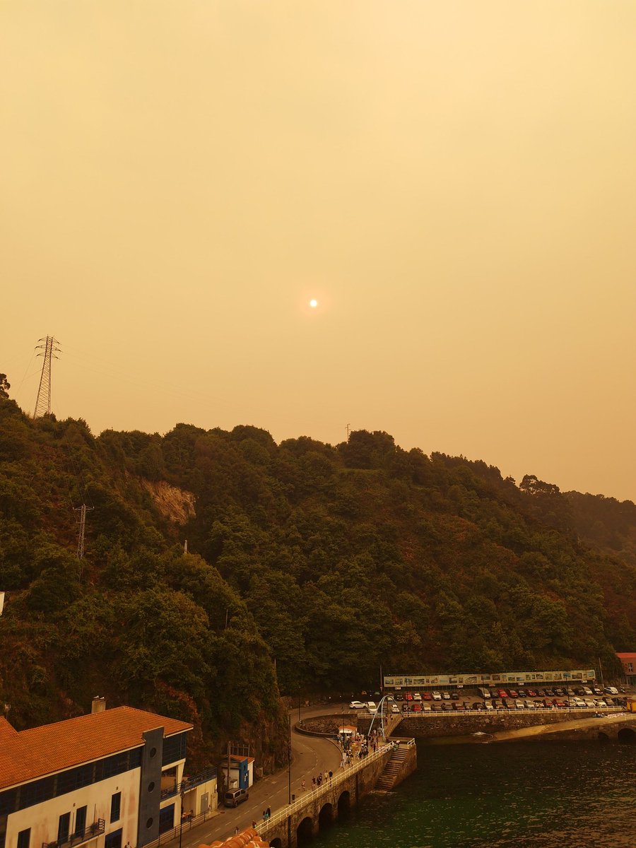 ¡Que raro está el cielo!
No sé llega apreciar pero el sol es un naranja intenso