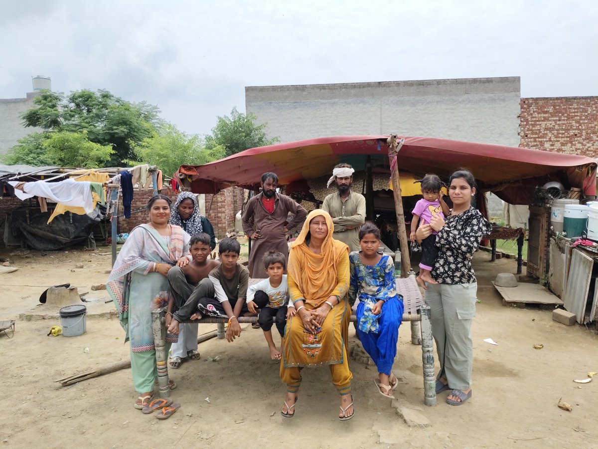 Jassinsan784066's tweet image. Food is a physiological need for everyone. Volunteers of Dera Sacha sauda celebrate Saint Dr MSG birthday with food distribution to needy people.

#SaviourOfHumanity

Happy Birthday
Saint MSG