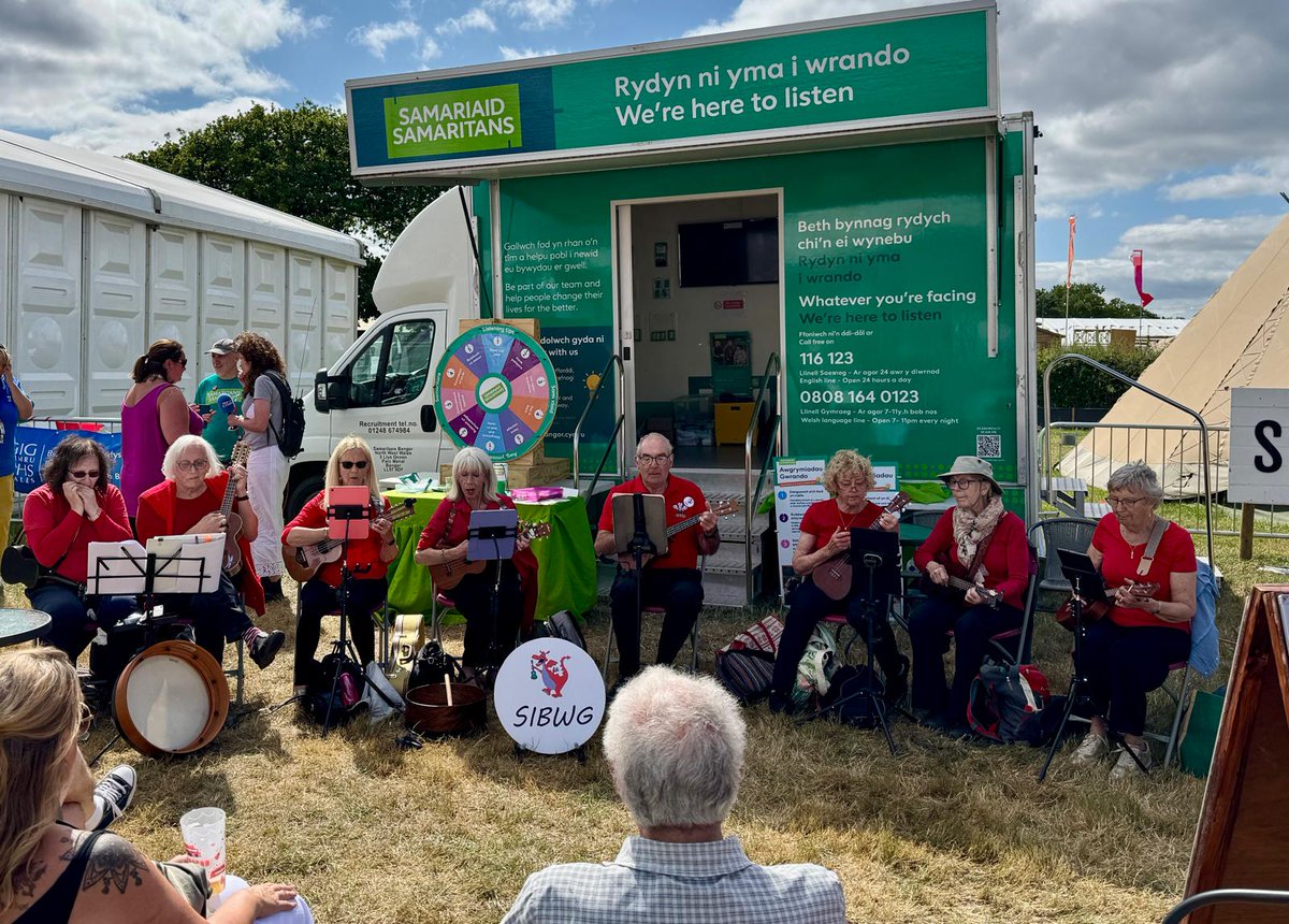 SamaritansRhyl's tweet photo. Diolch i'r band SIBWG am berfformio caneuon hyfryd tu allan i Fan y Samariaid bnawn Gwener yr Eisteddfod! Arbennig!

Many thanks to the members of SIBWG, a ukelele band, for their performance at the Samaritans' Van. Your support is much appreciated.

#Eisteddfod2025 https://t.co/qa6h6G9hae