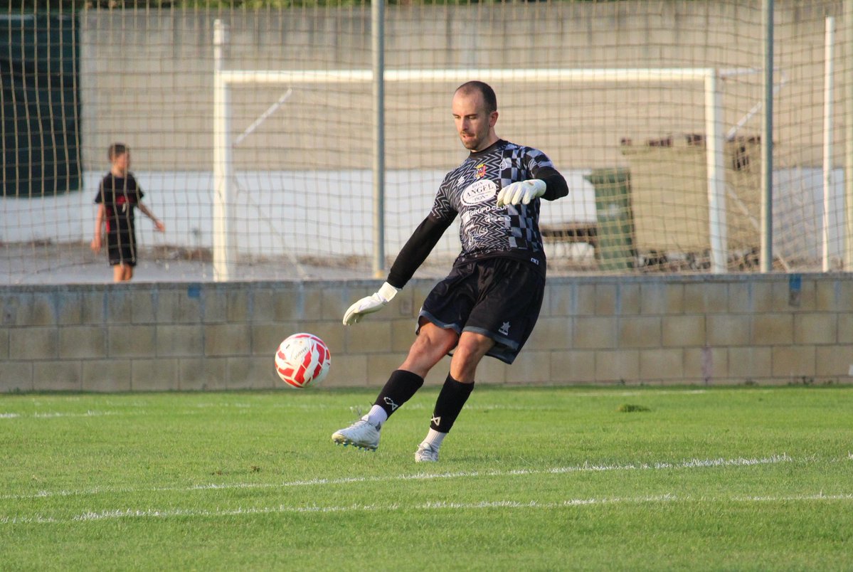 CD Corellano (@cd_corellano) on Twitter photo 🏟️ En Olite fue el estreno de Diego Milovich con el <a href="/CD_Corellano/">CD Corellano</a>, con portería a cero 📸
🟥🟦 El debut como rojillo de nuestro nuevo portero 🟦🟥
🎌 #LaIlusionQueNosUne 🔴
🤞 #RespectFirst 🤗
#Preferente ♥️ #Cantera ⚽
🫂 #HazteSocio 👌 #CDC ♥️ 🏟️ En Olite fue el estreno de Diego Milovich con el <a href="/CD_Corellano/">CD Corellano</a>, con portería a cero 📸
🟥🟦 El debut como rojillo de nuestro nuevo portero 🟦🟥
🎌 #LaIlusionQueNosUne 🔴
🤞 #RespectFirst 🤗
#Preferente ♥️ #Cantera ⚽
🫂 #HazteSocio 👌 #CDC ♥️