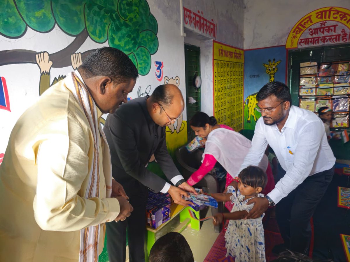 स्वतंत्रता दिवस के पावन अवसर पर मा० विधायक बलरामपुर सदर श्री पल्टूराम जी के साथ विकास खंड बलरामपुर के कटरा शंकरनगर में बाल वाटिका का शुभारंभ फीता काटकर किया गया। बाल वाटिका में नन्हे मुन्हें बच्चों को शिक्षण सामग्री का वितरण किया गया।
<a href="/CMOfficeUP/">CM Office, GoUP</a> <a href="/UPGovt/">Government of UP</a>