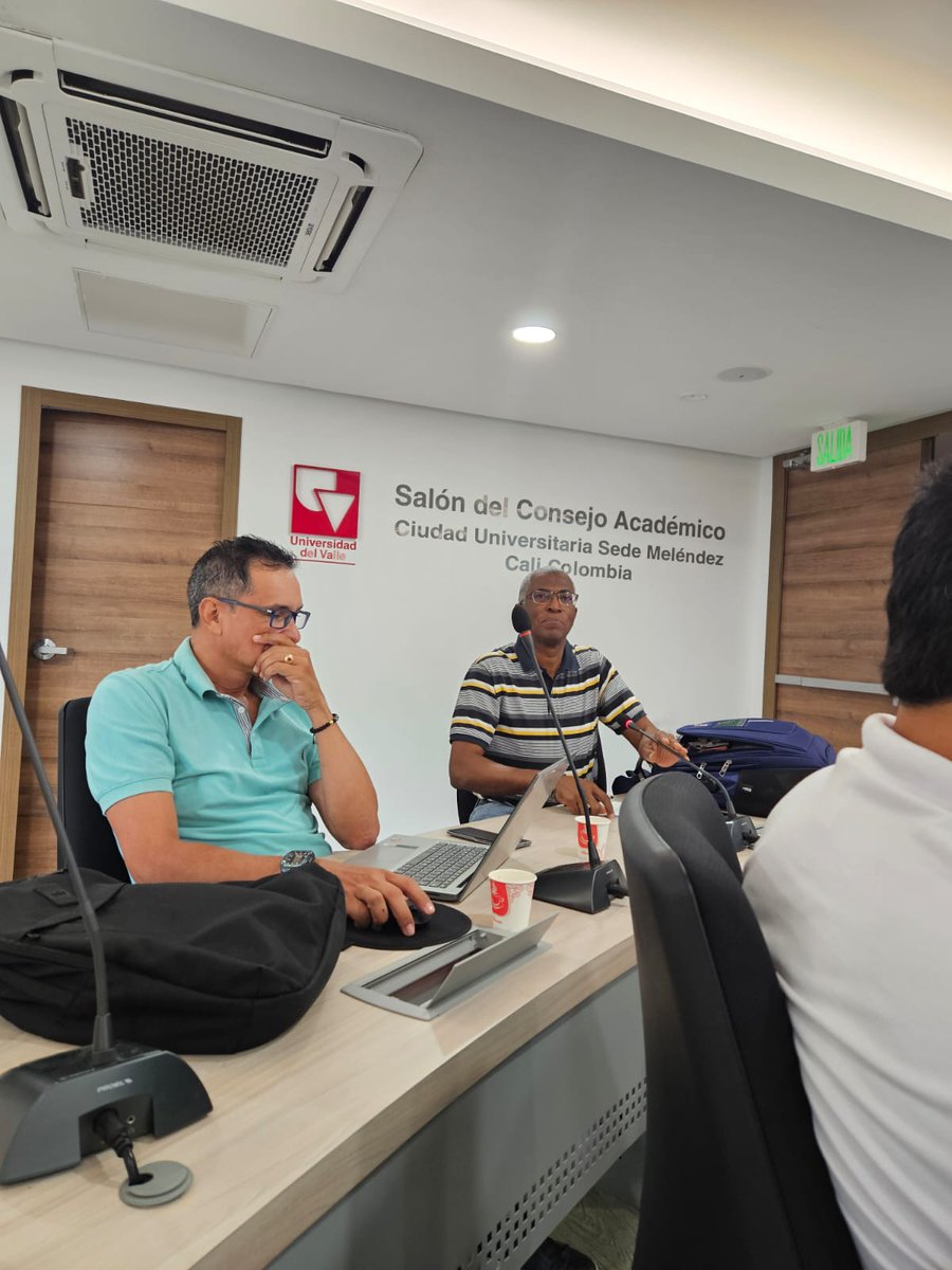 ASPUVALLE's tweet photo. Hoy en Universidad del Valle los sindicatos unidos por la formalización docente. #DignidadProfesoral catedráticos y ocasionales, según el Decreto 0391 de 2025.  ASPU SECCIONAL VALLE PRESENTE -PRESENTE
#DignidadProfesoral #FormalizaciónYa #ASPUVALLE #Univalle https://t.co/MuLWCZ8pcT