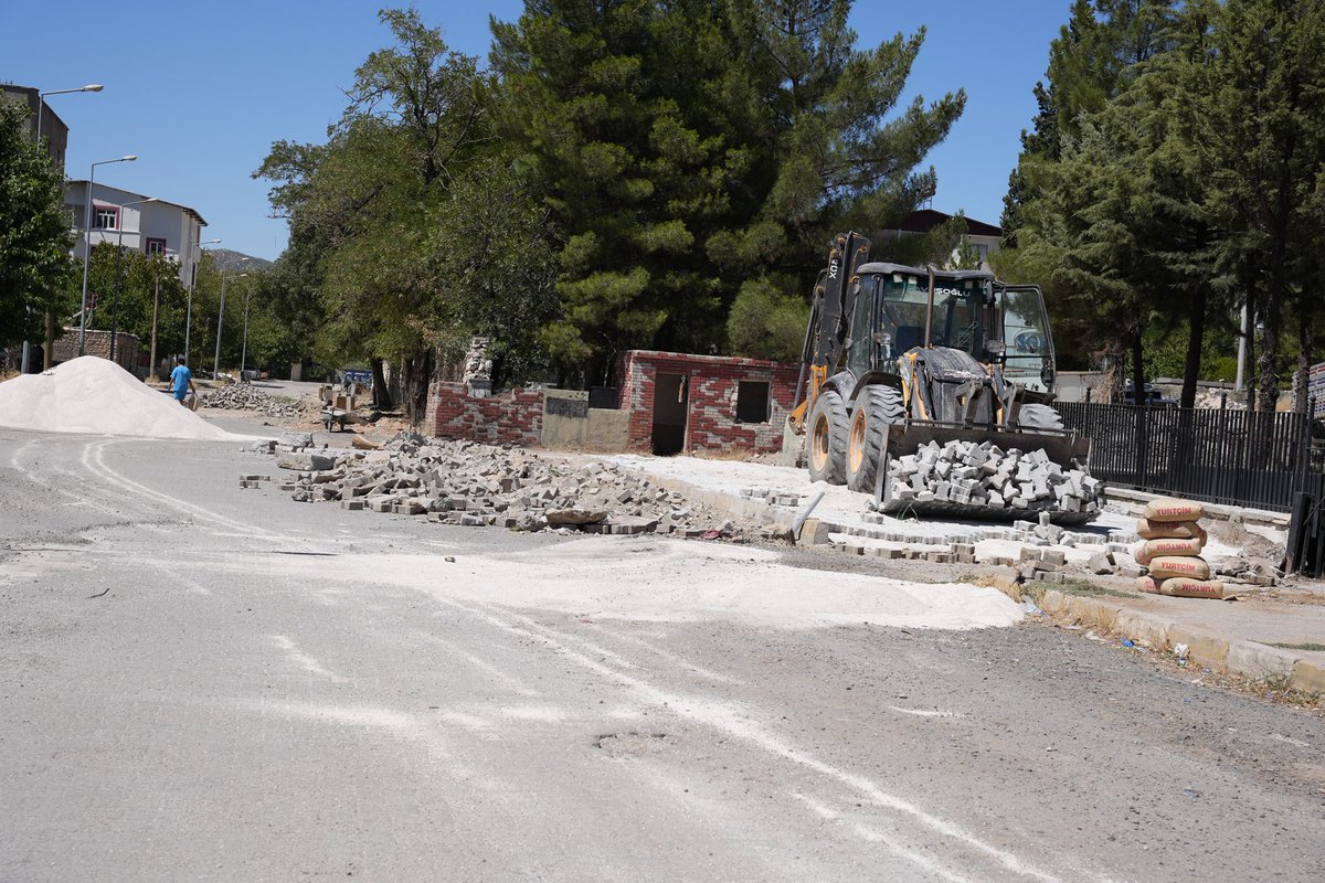 İlçe Merkezinde Parke Onarım Çalışmaları Sürüyor

İlçe merkezinde parke onarım çalışmaları aralıksız devam ediyor. Merkez Mahallesi Menekşe Sokağı’nda, doğalgaz altyapı çalışmaları sonrasında tahrip edilen parke taşları belediyemiz ekipleri tarafından onarılıyor.