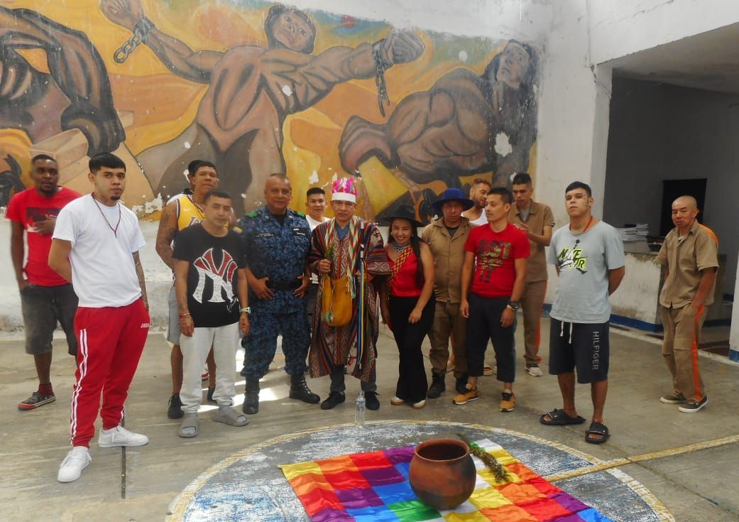 🙌#GrandesIniciativas | En el ERON de 📍#Bolívar, #Cauca, las personas privadas de la libertad conmemoraron el 💛💙❤️#DíaInternacionalDeLosPueblosIndígenas, reconociendo su fortaleza, dignidad y compromiso con la preservación de la cultura y las tradiciones de sus comunidades.