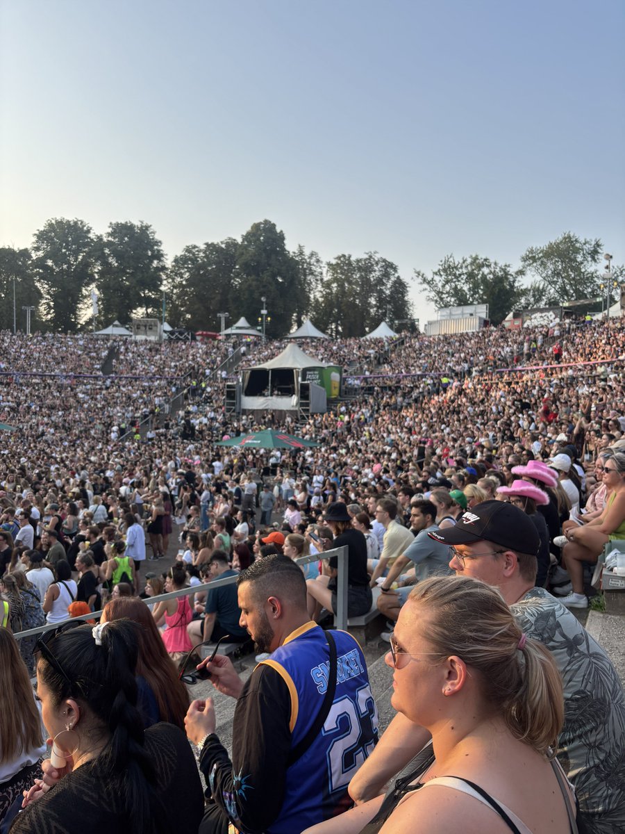 <a href="/tokiohotel/">Tokio Hotel</a> look at all the people that came to see you!!!! #DDM20