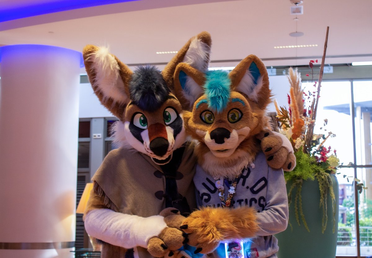 I'm not very active here, but here's a picture of my two boys 😚 #FursuitFriday #fursuit #furry

📸 <a href="/kashiir_/">Kashiir</a> 

Thx to XyDrive for wearing Noryx fursuit