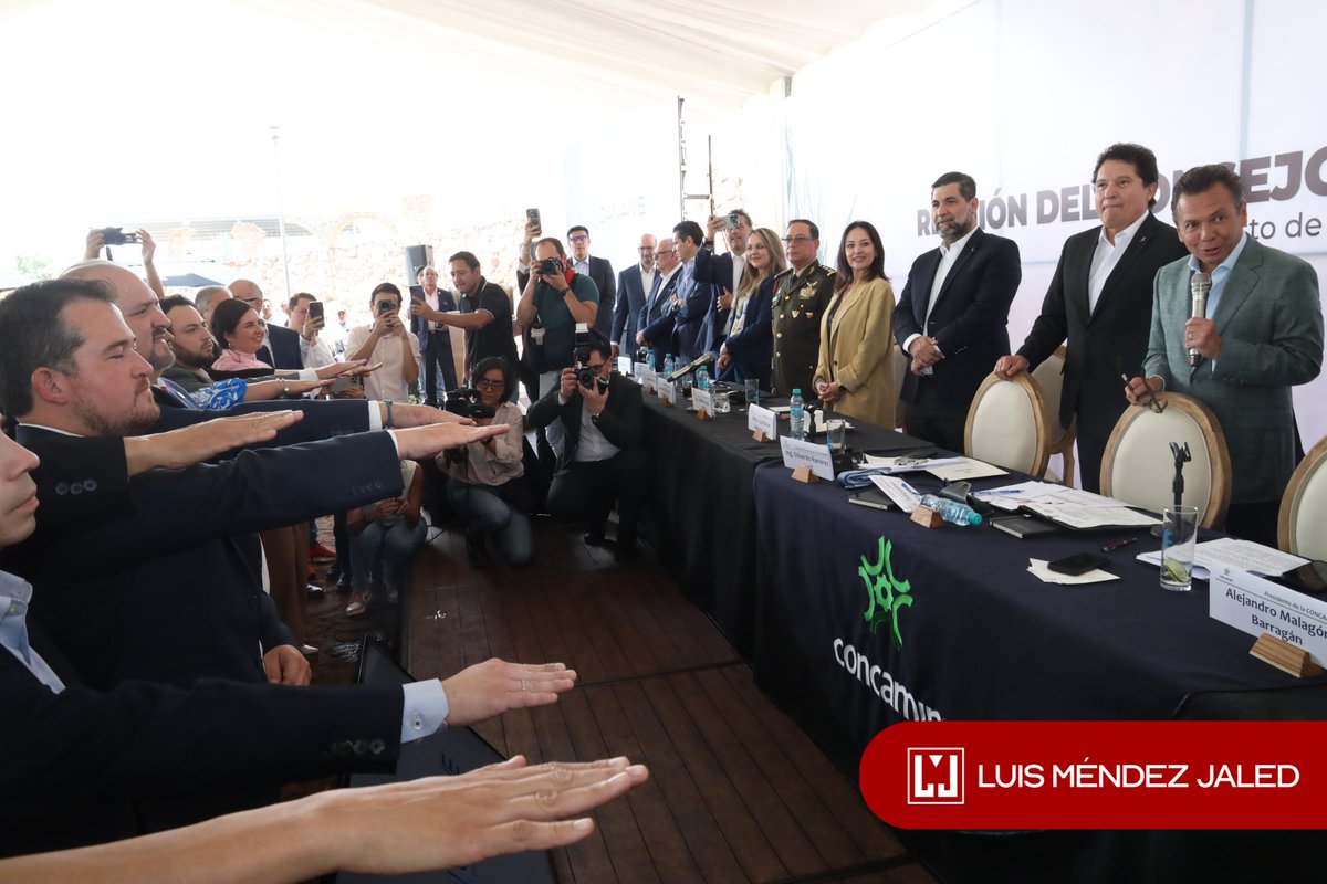 Felicito a mi colega y amigo, Luis González, por su informe de actividades al frente del CCIAS. Su liderazgo ha sido fundamental. También, extiendo mi felicitación a Francisco González, quien hoy toma protesta como parte de este Consejo. ¡Enhorabuena!