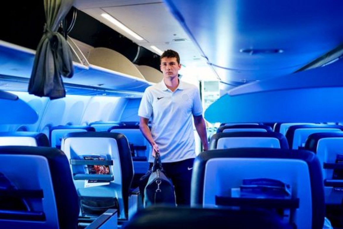 Faprizio_Romano's tweet photo. 🚨⚪️🔴 EXCL 

Benjamin Pavard 🇫🇷 is in the airport to a three years signing in a few hours at Lille ✍️.

Medical ✅ everything done. https://t.co/EvvSNweupT