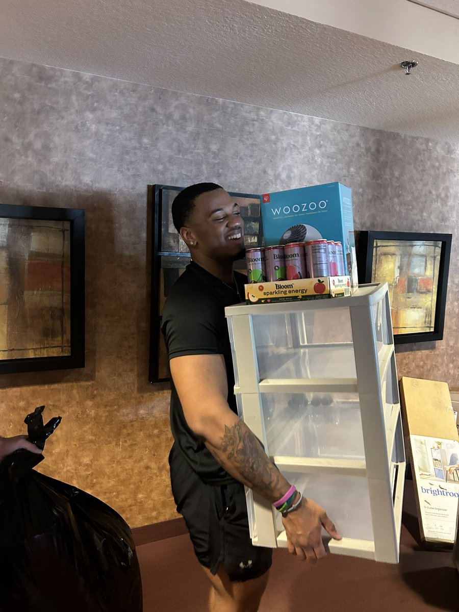 Hurst_Wrestling's tweet image. Step 1: move yourself in
Step 2: help everyone else move in 
#HurstIsHome