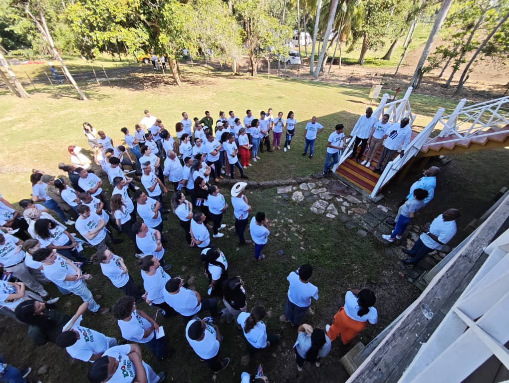 Meyvis Estevez Echevarría (@meyvisesteveze) on Twitter photo Frente a la casa que vio nacer a Fidel, tuvimos un encuentro inolvidable con el Presidente de la <a href="/AsambleaCuba/">Asamblea Nacional Cuba</a> y más de 200 jóvenes, muchos llegados de otros países. Su reflexión nos marca: "Si cuidamos a los jóvenes y confiamos en ellos, estamos cuidando el futuro de la Patria". Frente a la casa que vio nacer a Fidel, tuvimos un encuentro inolvidable con el Presidente de la <a href="/AsambleaCuba/">Asamblea Nacional Cuba</a> y más de 200 jóvenes, muchos llegados de otros países. Su reflexión nos marca: "Si cuidamos a los jóvenes y confiamos en ellos, estamos cuidando el futuro de la Patria".