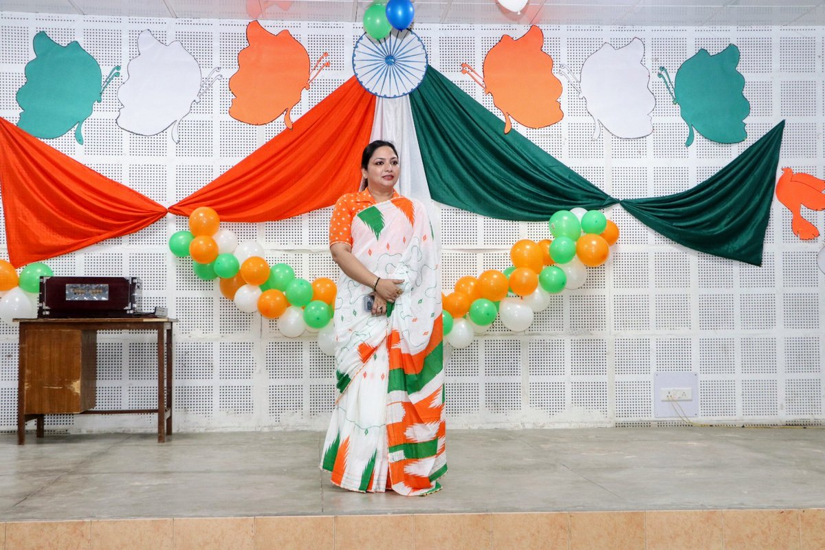आज़ादी के पर्व का हर रंग याद दिलाता है हर पल हुए बलिदानों का, नमन है शहीदों को दिखलाया जिन्होंने नए भारत को, आजाद भारत को।
#IndependenceDay #TirangaMorning #TricolourPride #saree