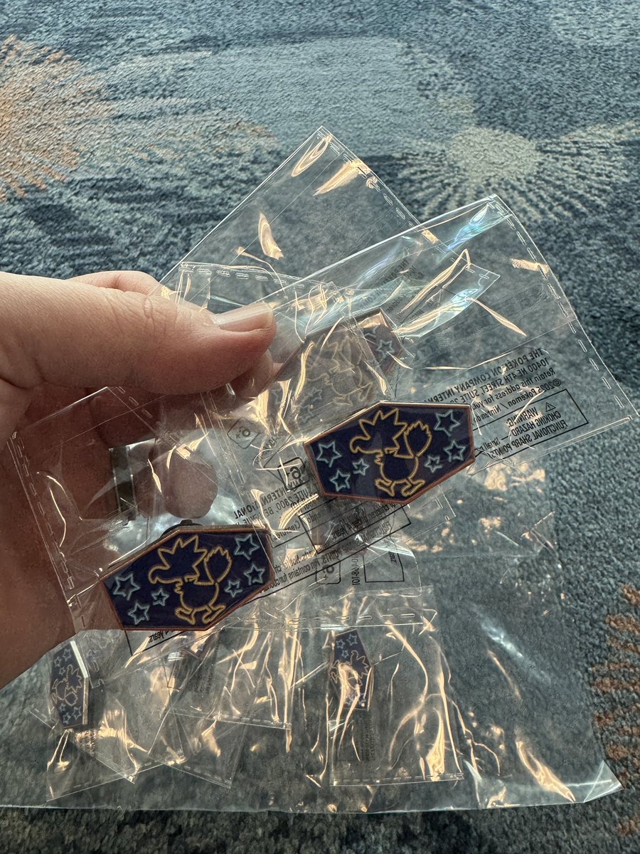 Justin_Dubz's tweet photo. If you see me today, I have some exclusive pins to trade thanks to @Pokemon! https://t.co/RVQnMYj8zr