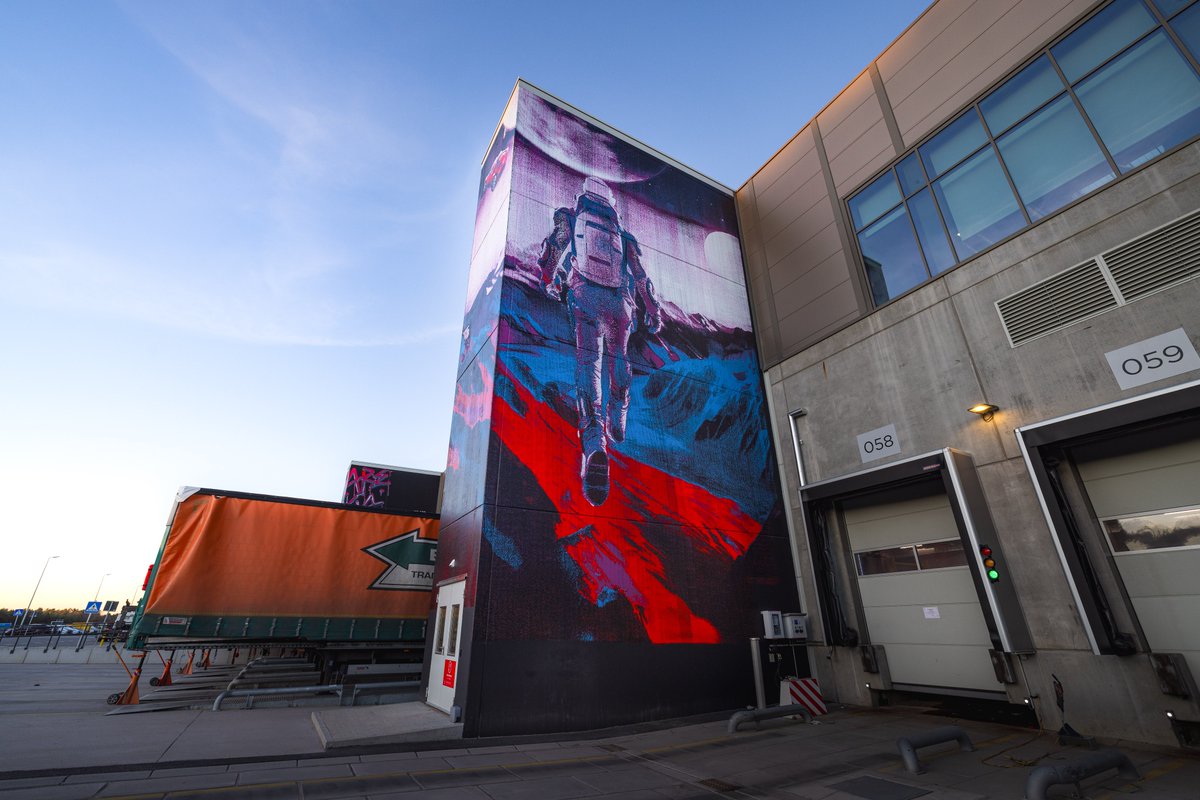 Tesla's tweet image. Graffiti of Giga Berlin