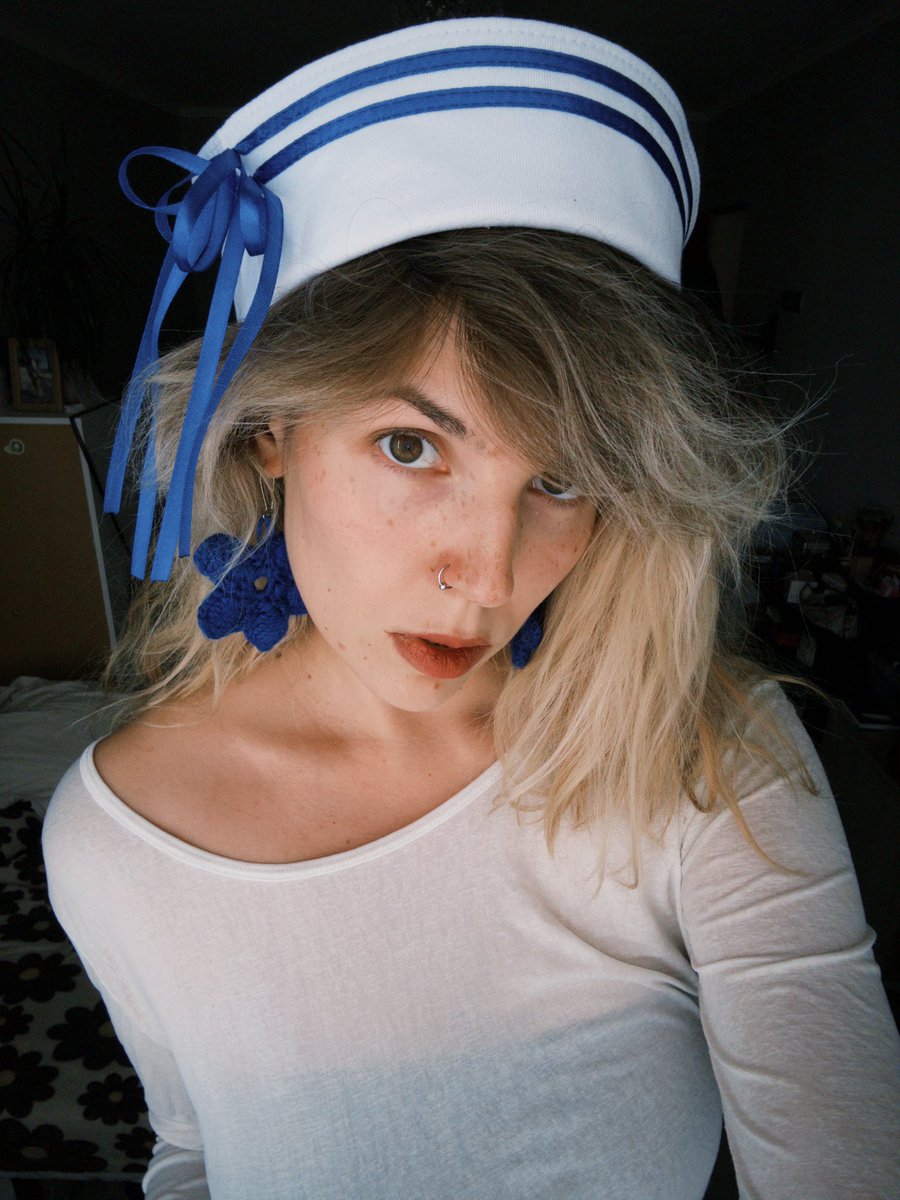 Хозяйка молотка tweet media