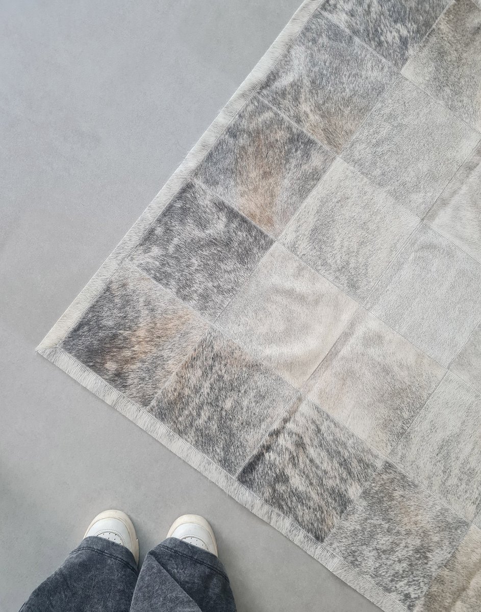 Shine_Rugs's tweet photo. Cool, quiet, and a little wild 🐺 This grey brindle cowhide patchwork rug gives the floor a sense of mystery.

#ShineLoves #GreyDecor #AshTones #PatchworkStyle #NaturalRug #ModernInteriors #TexturedDesign #SlowHome #ShineRugs https://t.co/5etE9UJNNH