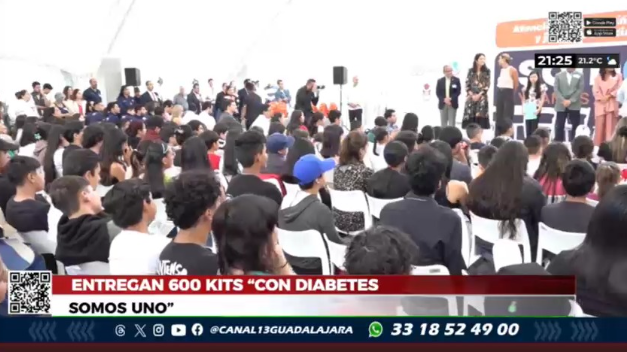 C13Guadalajara's tweet image. ✍️📖🏥El gobernador de #Jalisco, @pablolemusn presidió la entrega de 600 kits de “Con diabetes Somos Uno” a niñas y niños
📲Mariana Quirarte nos comparte la #Información desde el museo #JAPI 

#entérate #Salud