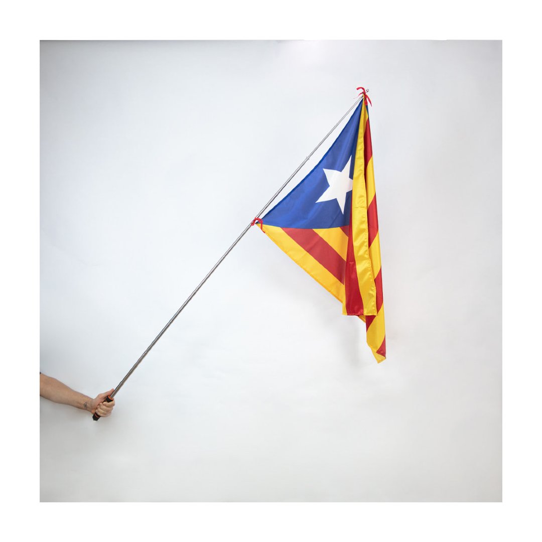 ⬛️⬜️ Ben amunt! Que no la puguin amagar!

Compra la barra extensible porta banderes i llueix la teva estelada aquest 11-S.

👉botiga.assemblea.cat/producte-indep…