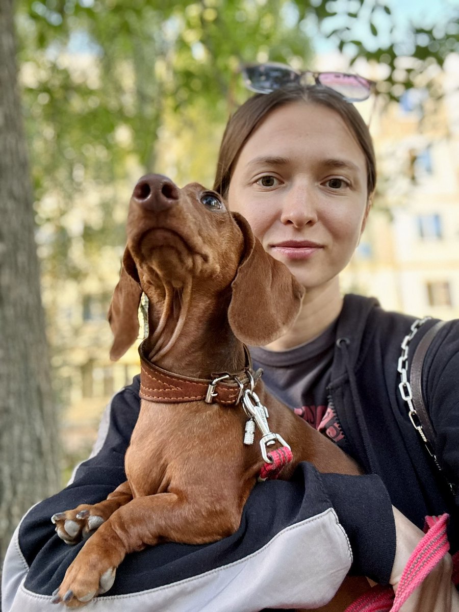Говорят что собаки и их хозяева похожи. Согласны с этим утверждением?
На фото мы с Дороти 🐾