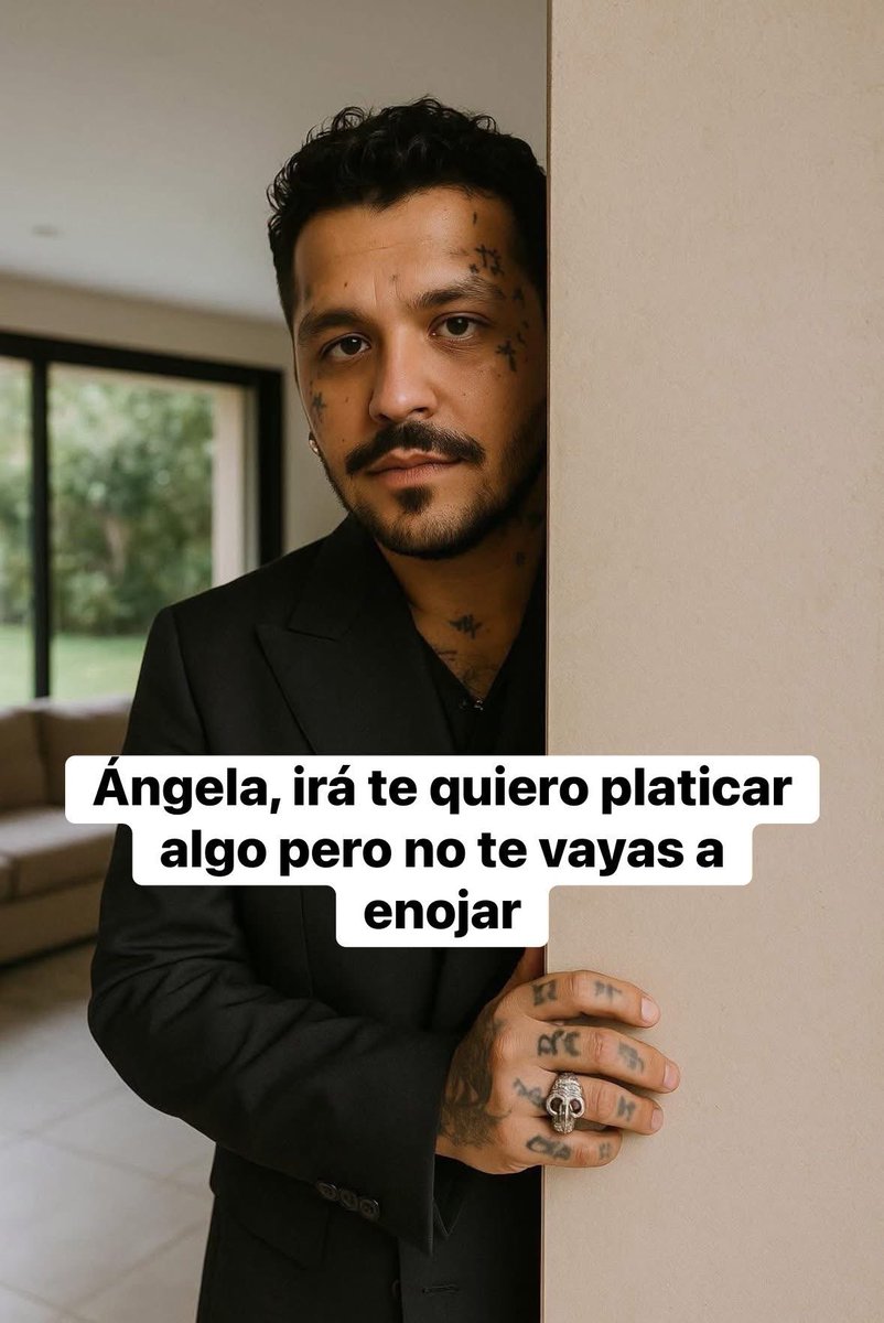 Nodal regresando a su casa, después de la entrevista con Adela: