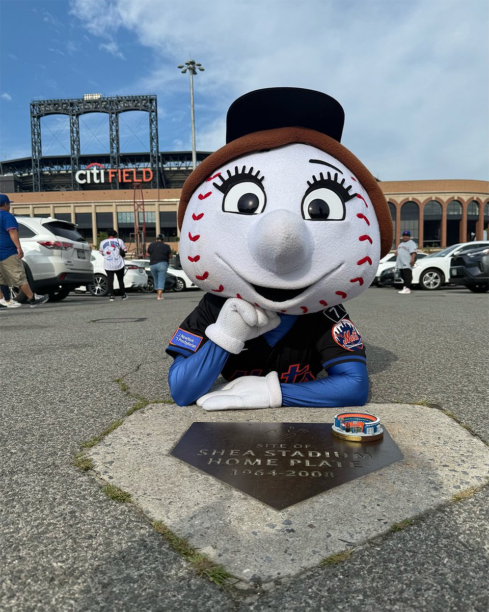 mrsmet's tweet photo. Go back in time with us tonight and grab a piece of Mets history! The first 15,000 fans in line will get a Shea Stadium Replica 🏟️ https://t.co/GeGwiLkSxu