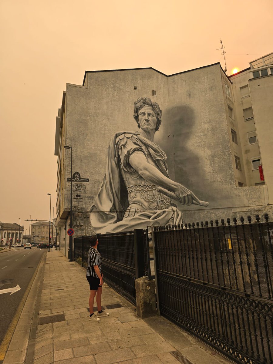 JuviCinefilo's tweet image. Este grafiti de "Julio César", en Lugo (Galicia), fue reconocido como el mejor mural del mundo en 2021 por la plataforma "Street Art Cities". No es para menos, es APABULLANTE. Es posiblemente el mejor grafiti que he visto en mi vida.