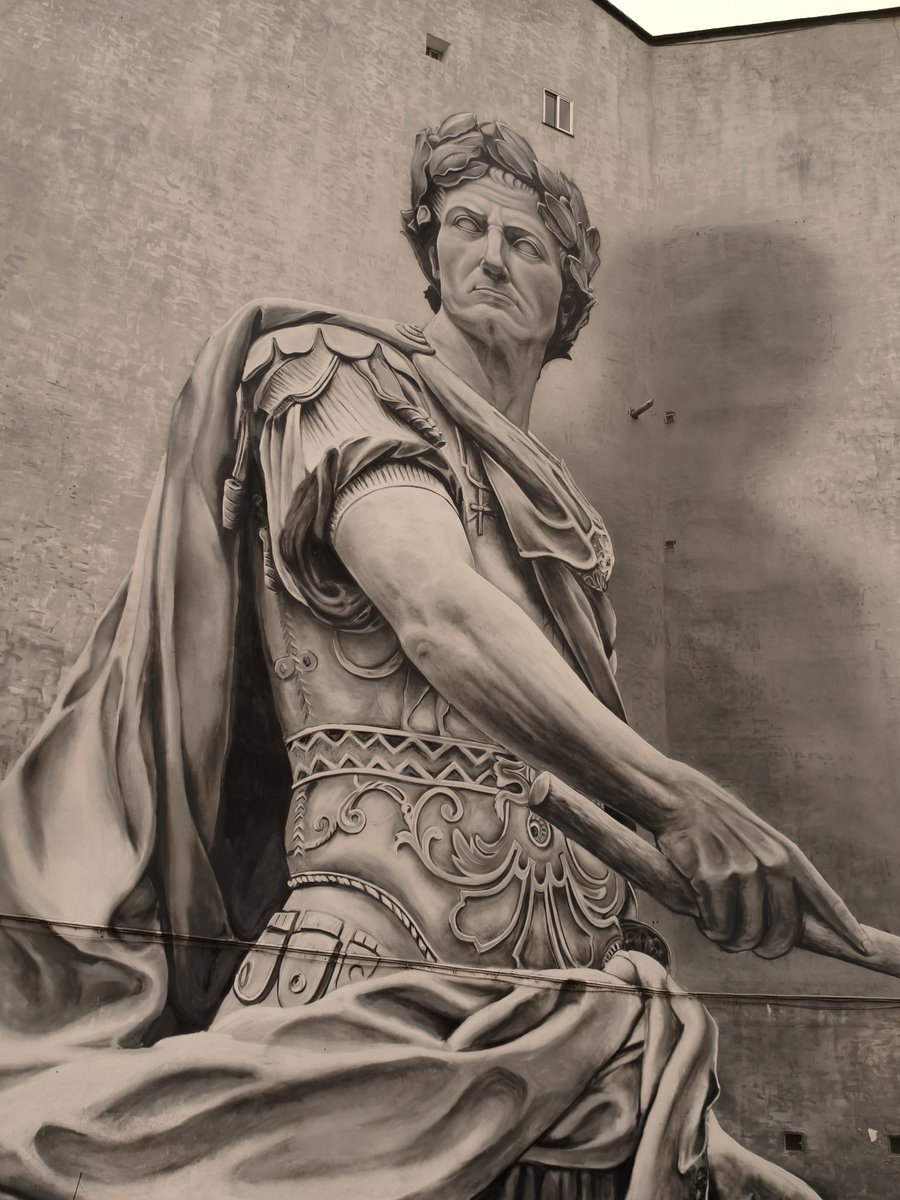 JuviCinefilo's tweet image. Este grafiti de "Julio César", en Lugo (Galicia), fue reconocido como el mejor mural del mundo en 2021 por la plataforma "Street Art Cities". No es para menos, es APABULLANTE. Es posiblemente el mejor grafiti que he visto en mi vida.