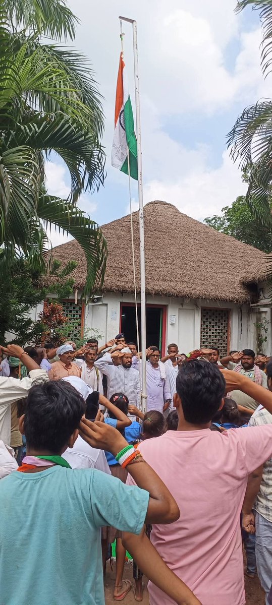 DevendraYadavMP's tweet image. Hoisted the National Flag at Lohiya Ashram Phulparas on the 78th anniversary of India’s Independence. 
Greetings and best wishes to everyone on the occasion of Independence Day.