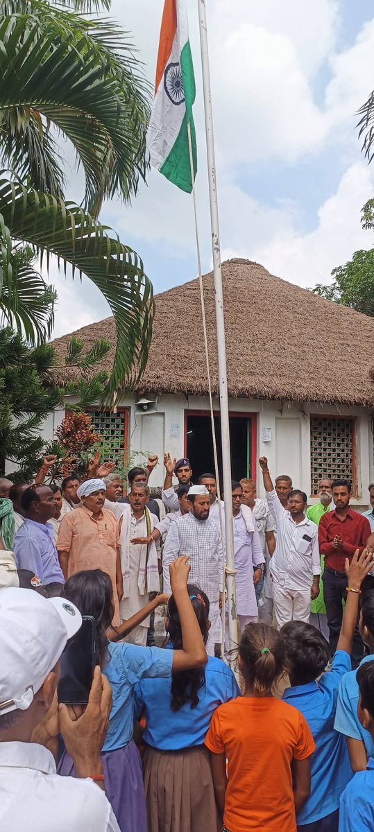 DevendraYadavMP's tweet image. Hoisted the National Flag at Lohiya Ashram Phulparas on the 78th anniversary of India’s Independence. 
Greetings and best wishes to everyone on the occasion of Independence Day.